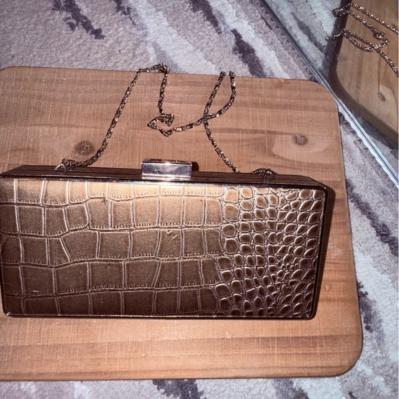 BRONZE HARDSHELL FAUX CROCODILE METAL FRAME CLUTCH W CHAIN AMD METAL CLASP - Picture 2 of 14